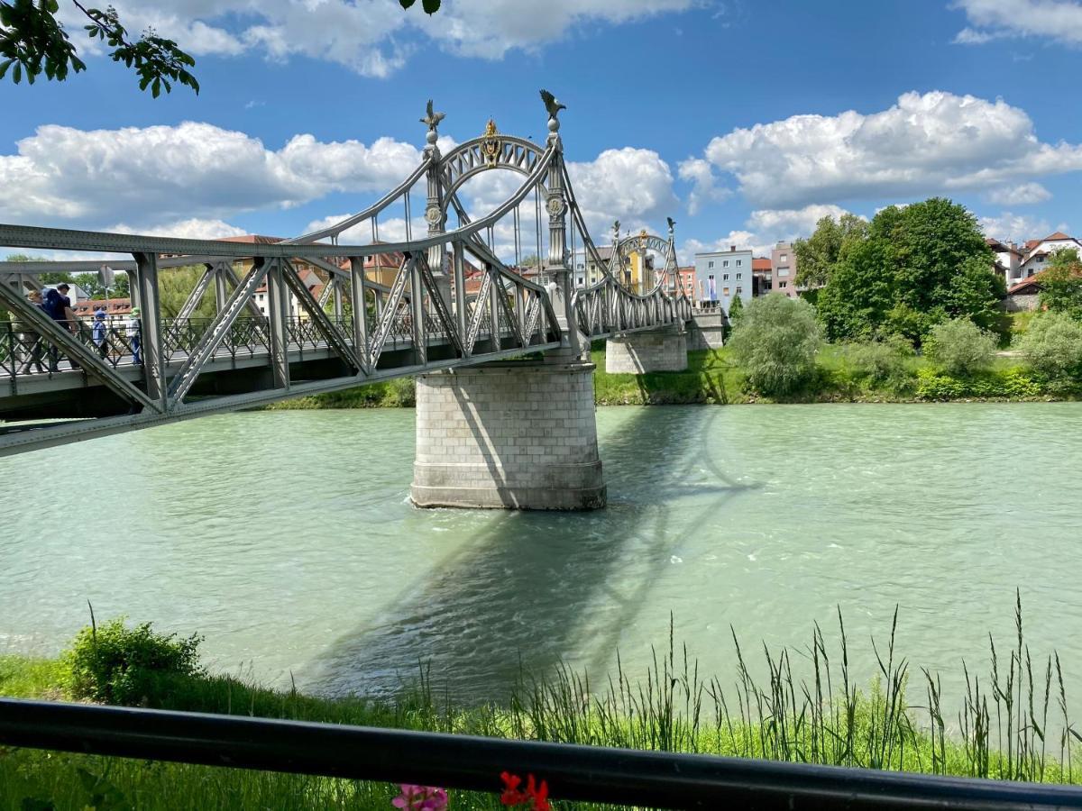 An Der Idyllischen Salzachschleife Naehe Salzburg Laufen