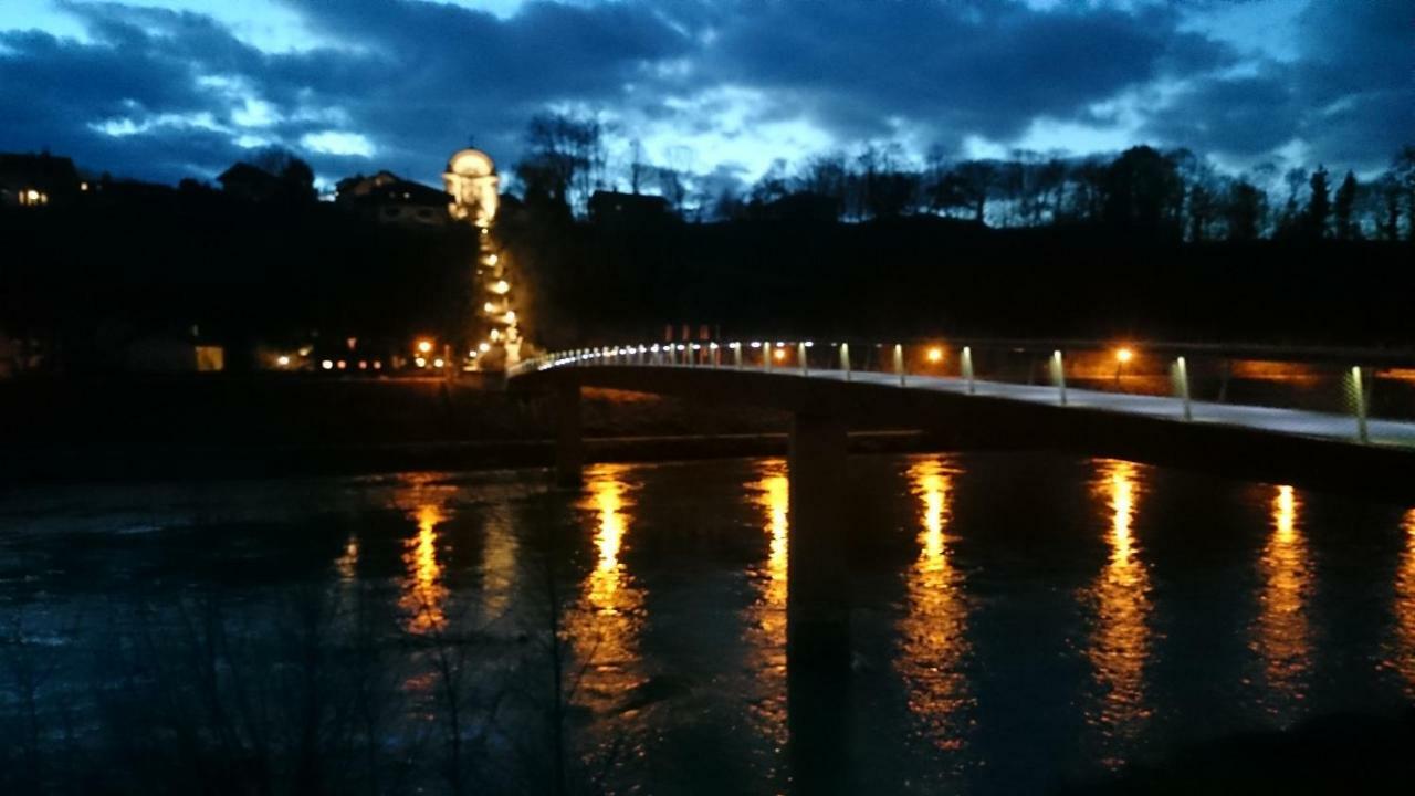 An Der Idyllischen Salzachschleife Naehe Salzburg Laufen